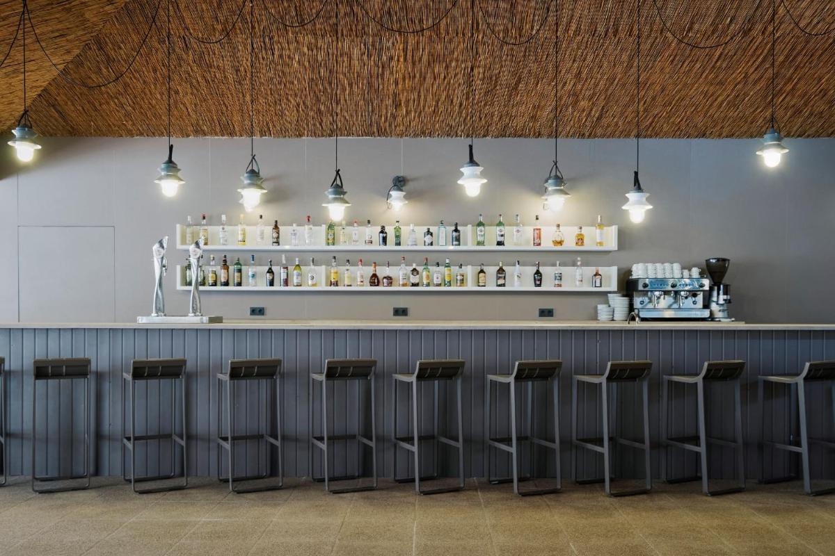 El salón o zona de bar de Prinsotel La Pineda