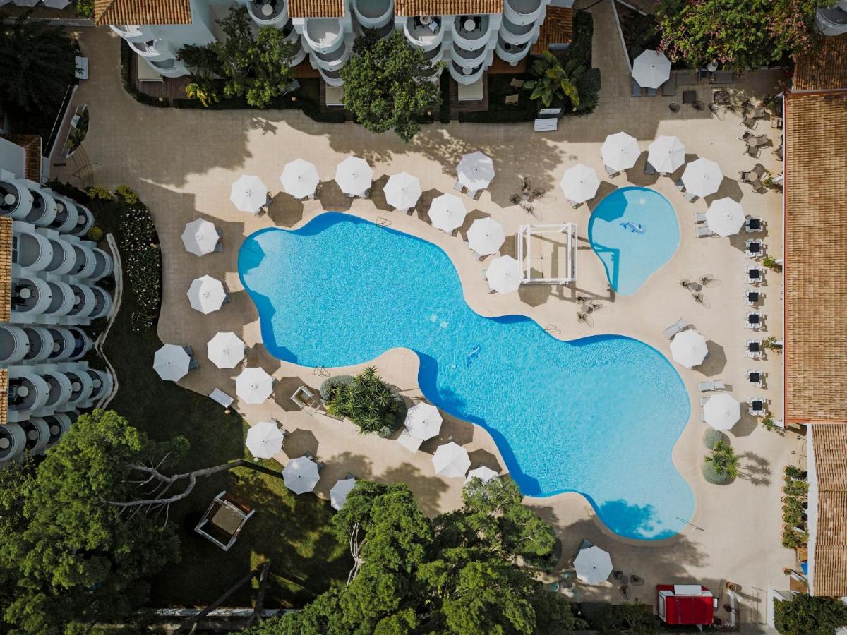 Una vista aérea de un complejo turístico con piscina. en Prinsotel La Pineda, en Cala Ratjada