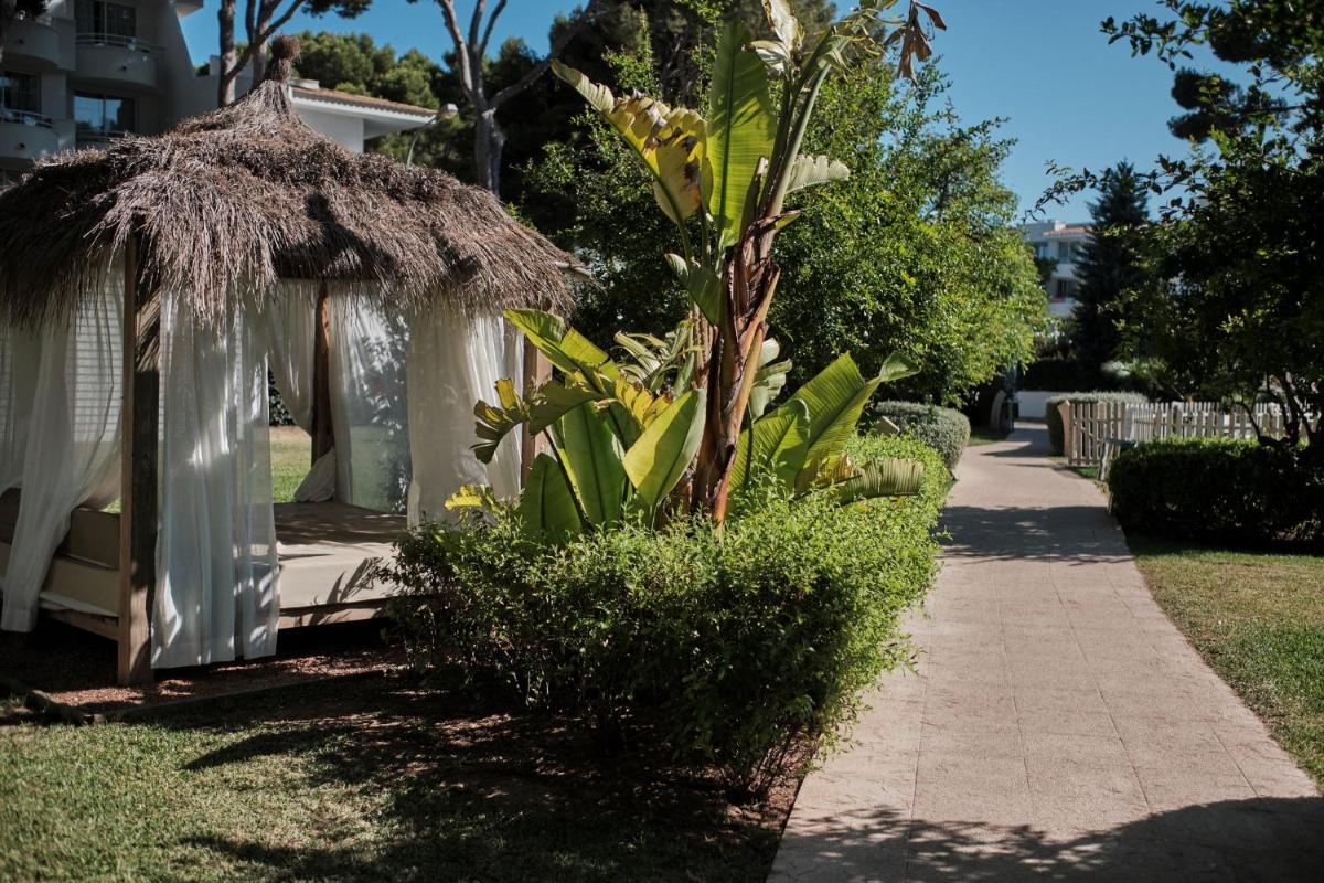 Jardín al aire libre en Prinsotel La Pineda