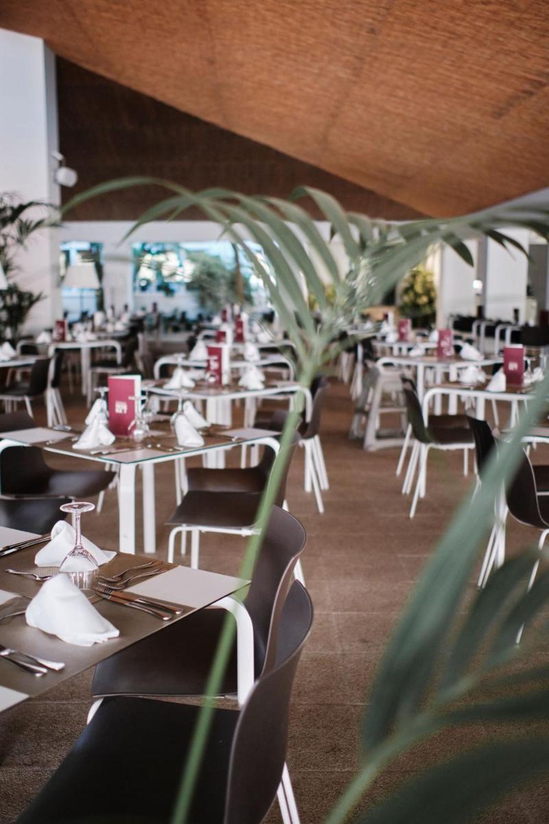 Un restaurante o sitio para comer en Prinsotel La Pineda