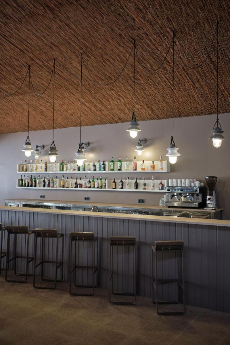 El salón o zona de bar de Prinsotel La Pineda
