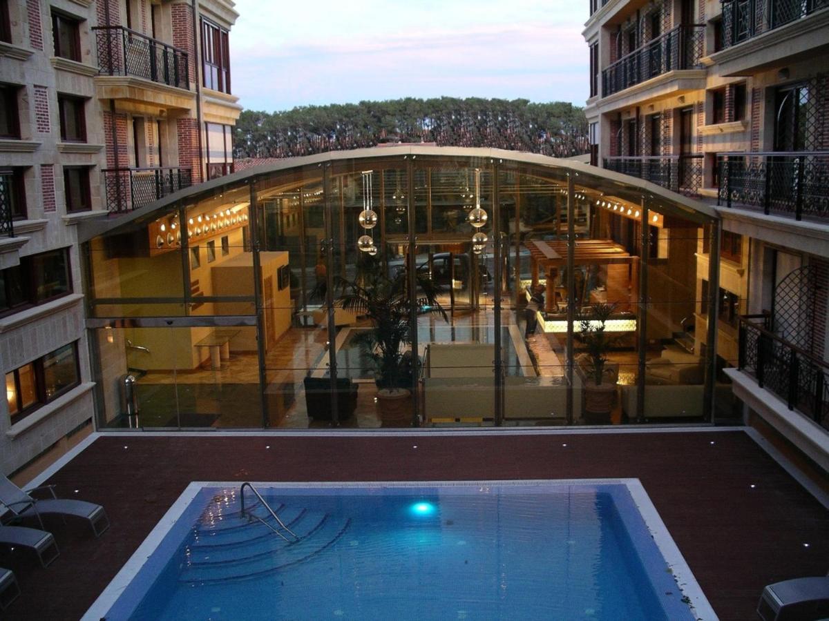 una vista de un edificio con piscina en Gran Hotel Liber & Spa Playa Golf, en Noja