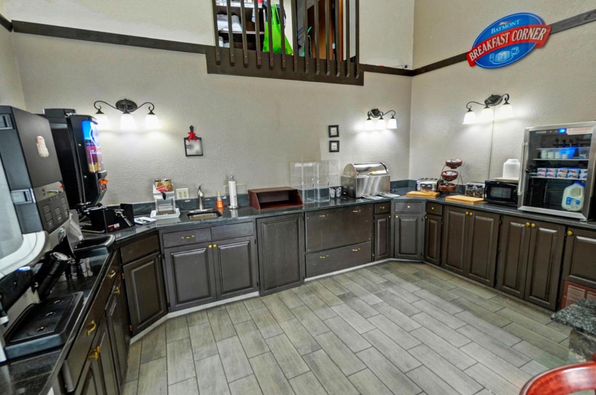 Baymont by Wyndham Waupun - Housity