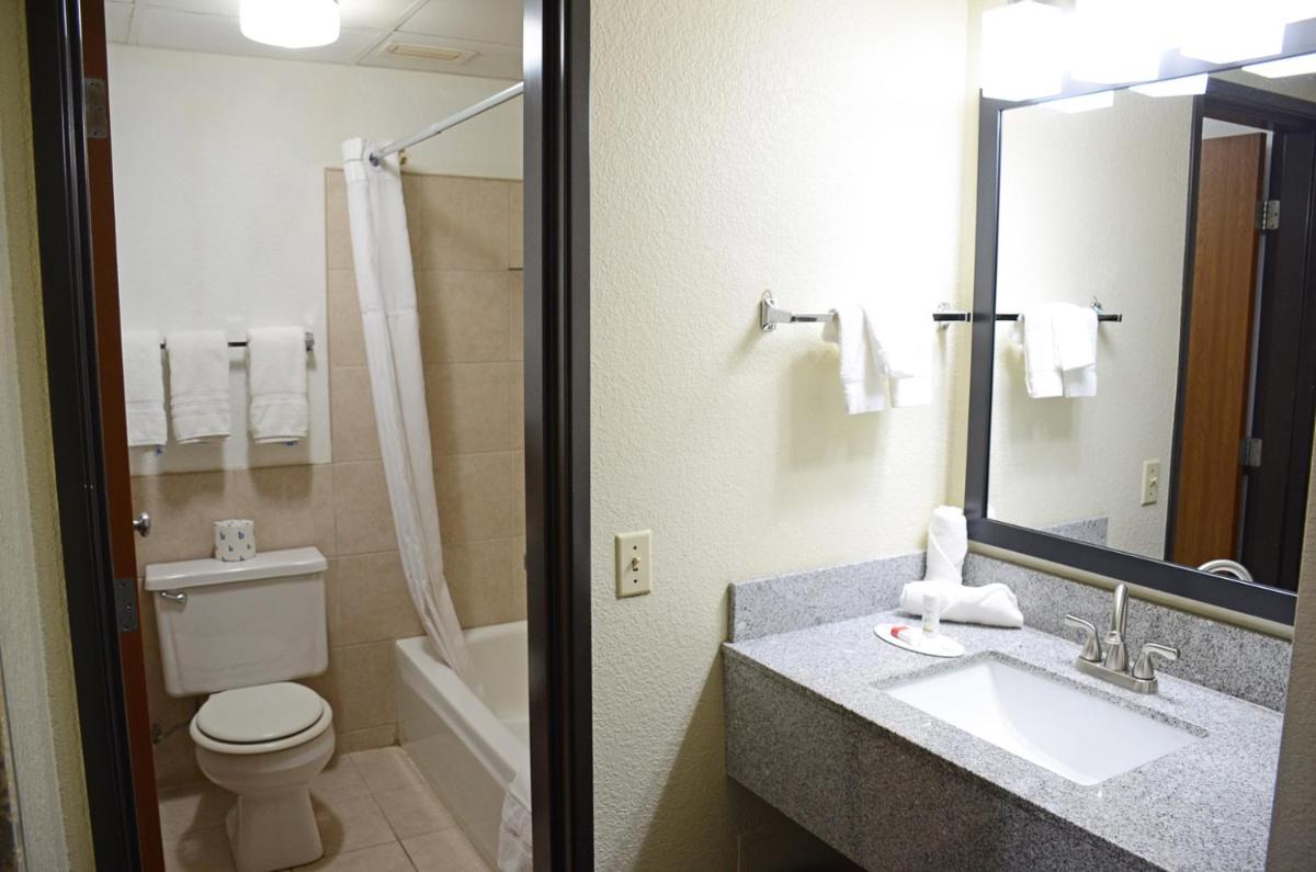 Baymont by Wyndham Waupun - Housity