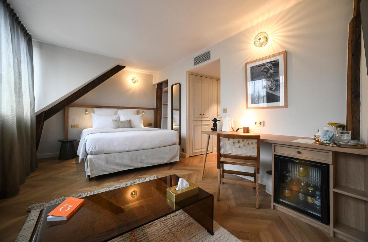 une chambre avec un lit et un bureau avec une cheminée dans l'établissement Grand Hôtel Du Parc - Teritoria, à Aix-les-Bains