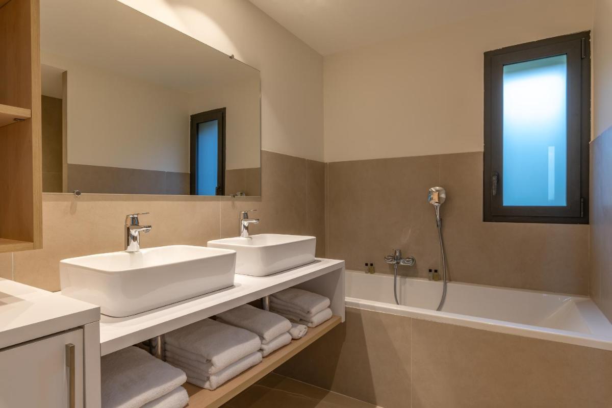Salle de bains dans l'établissement Les Jardins du Cèdre, Boutique hôtel & gastronomie