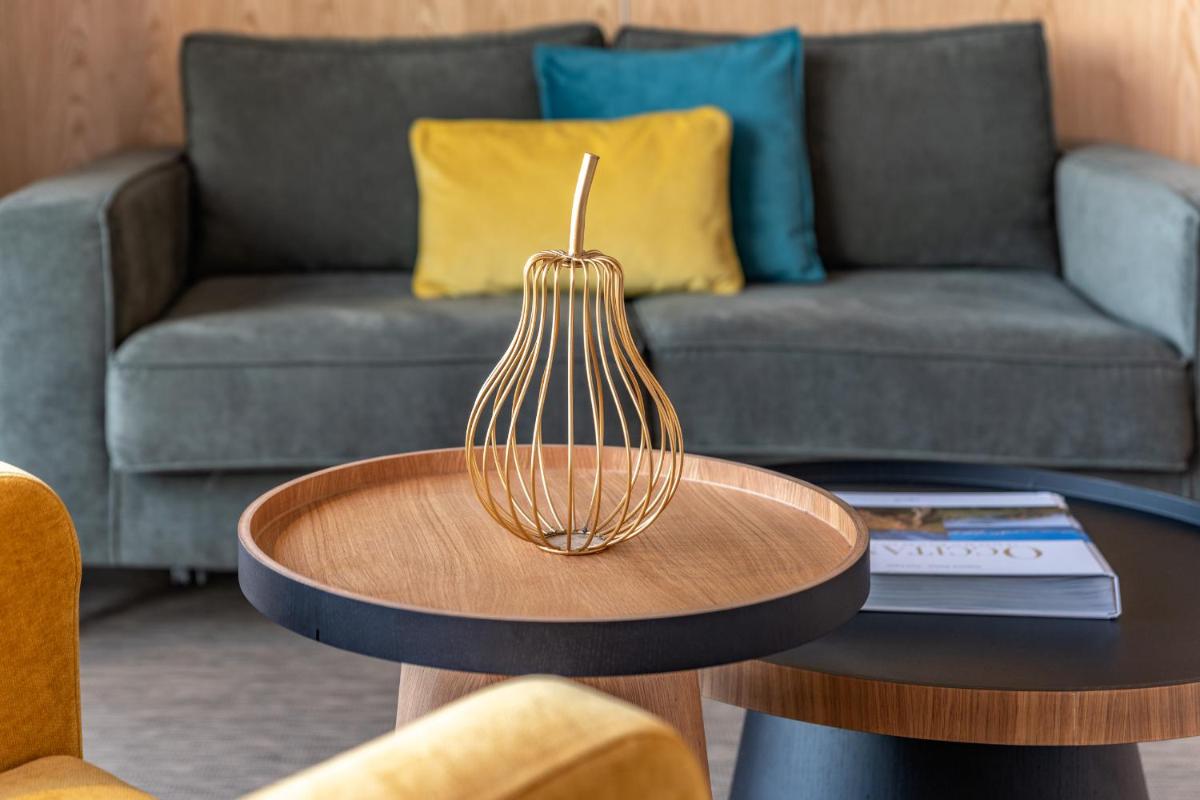 Coin salon dans l'établissement Les Jardins du Cèdre, Boutique hôtel & gastronomie