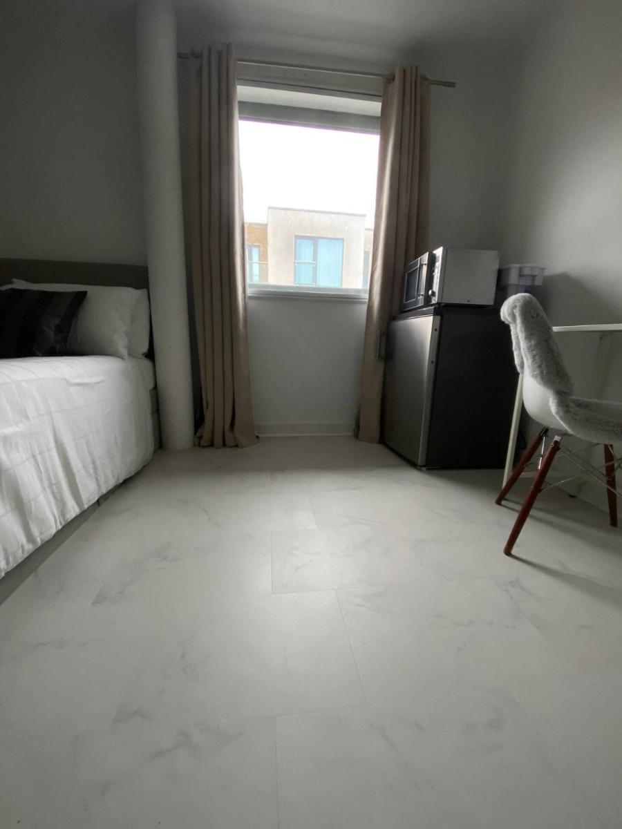 XL Bright Room+Parking+Fridge+Micro - 20min London Bridge - 3 min walk to Train/Bus Station - Housity
