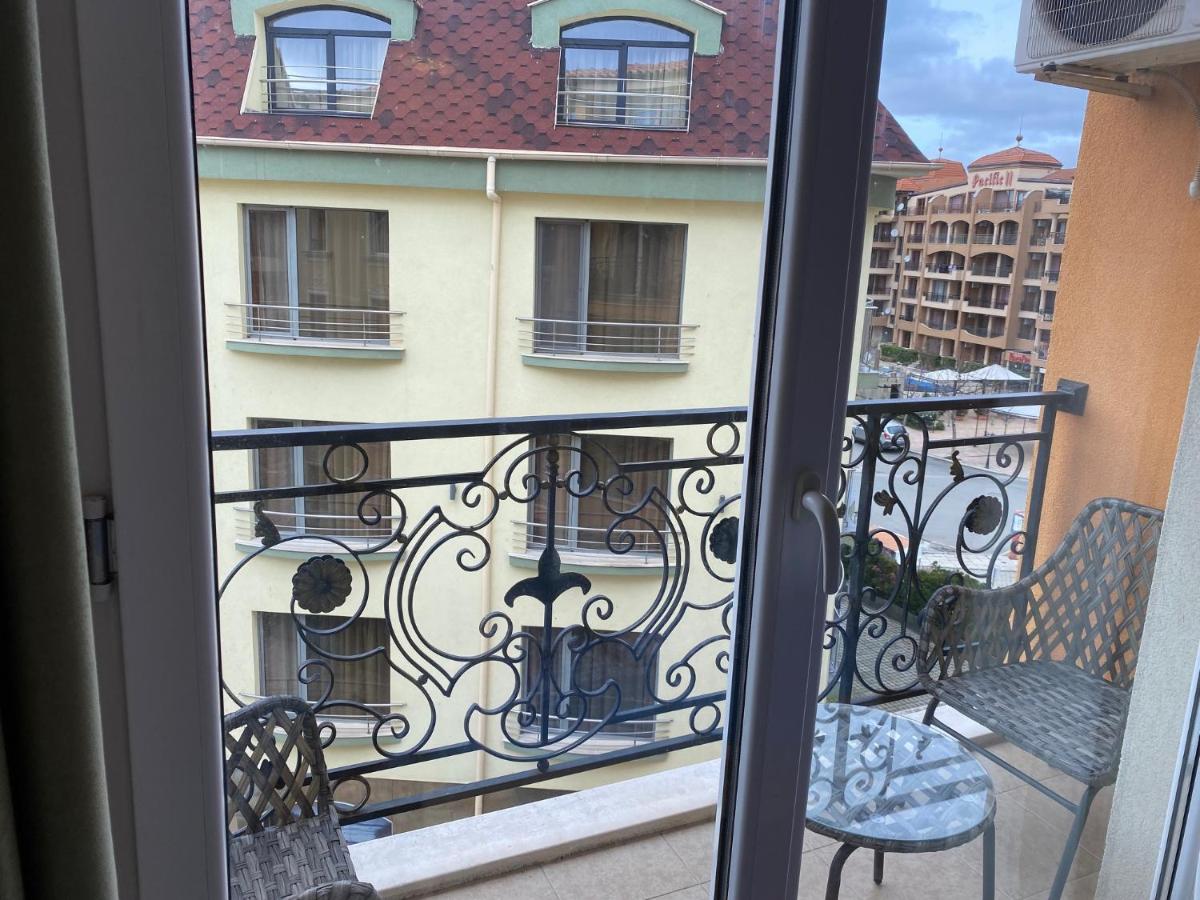 Marvel Deluxe Studio - Housity