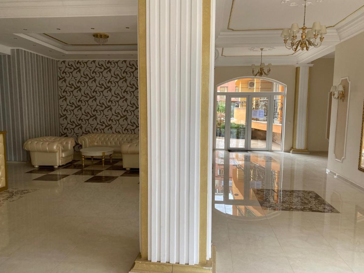 Marvel Deluxe Studio - Housity