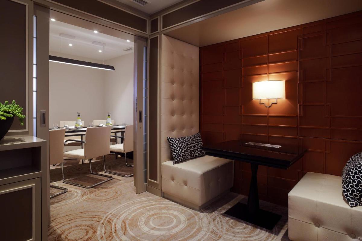 Ein Sitzbereich in der Unterkunft Hamburg Marriott Hotel