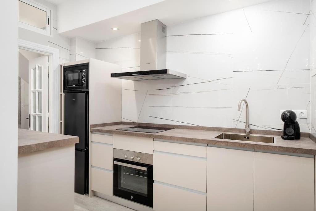 Newly refurbished Modern 2-Bed Apartment in Heart of Torremolinos - Housity