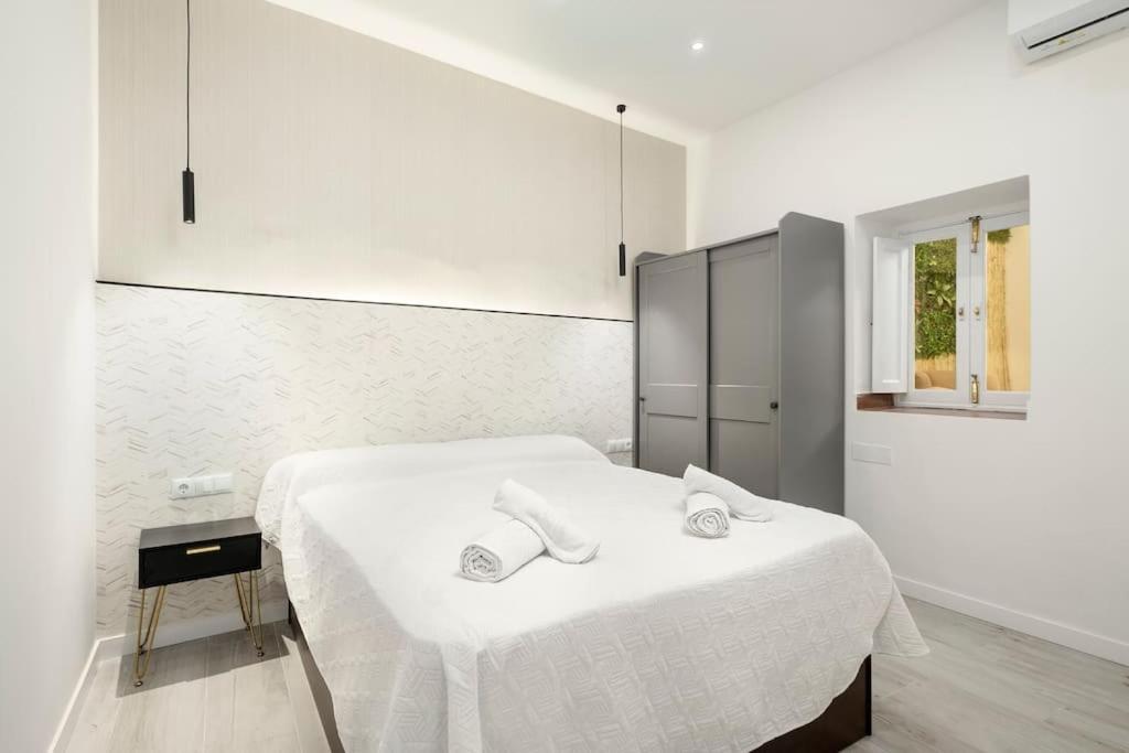 Newly refurbished Modern 2-Bed Apartment in Heart of Torremolinos - Housity