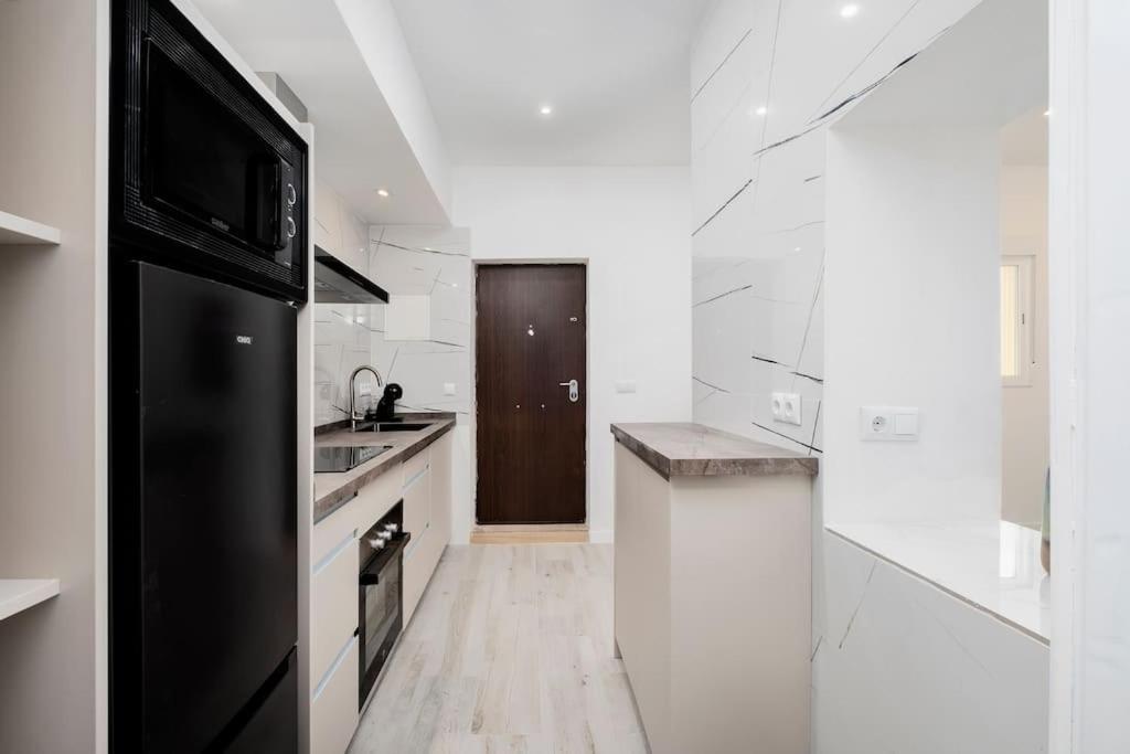 Newly refurbished Modern 2-Bed Apartment in Heart of Torremolinos - Housity