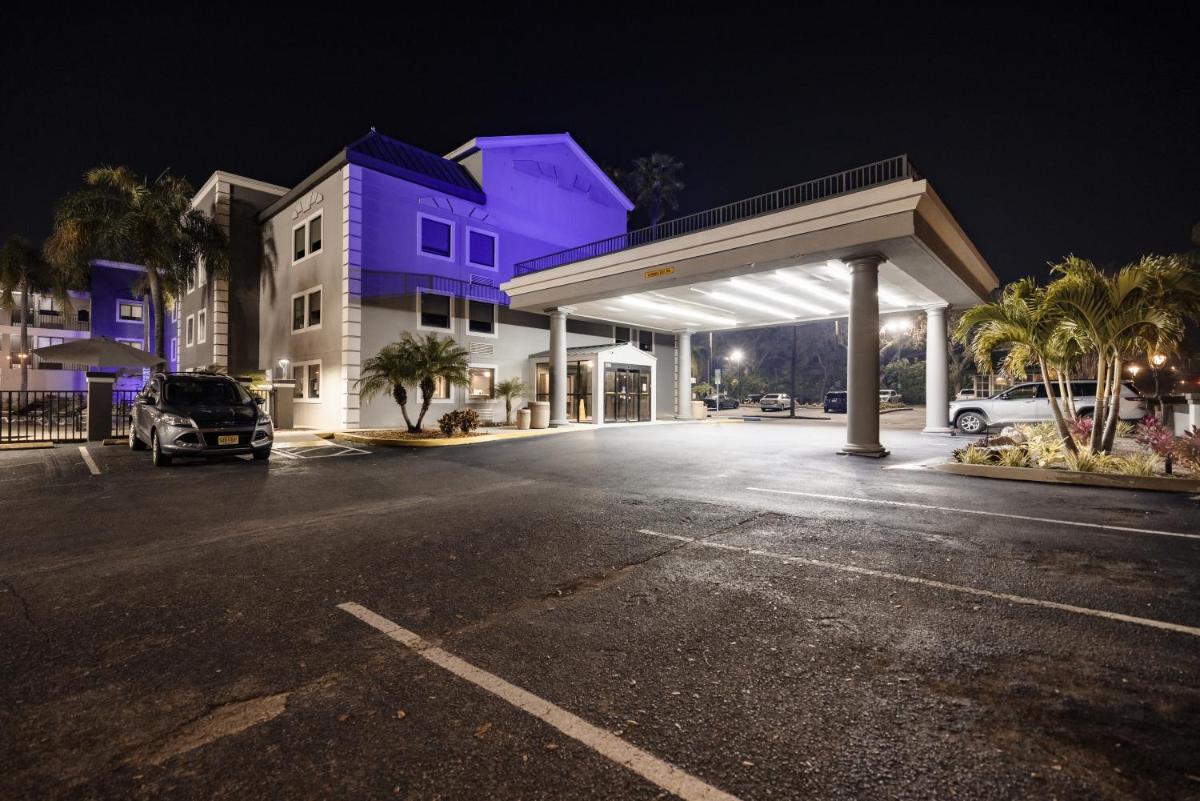 La Quinta Inn by Wyndham Tampa Near Busch Gardens - Housity