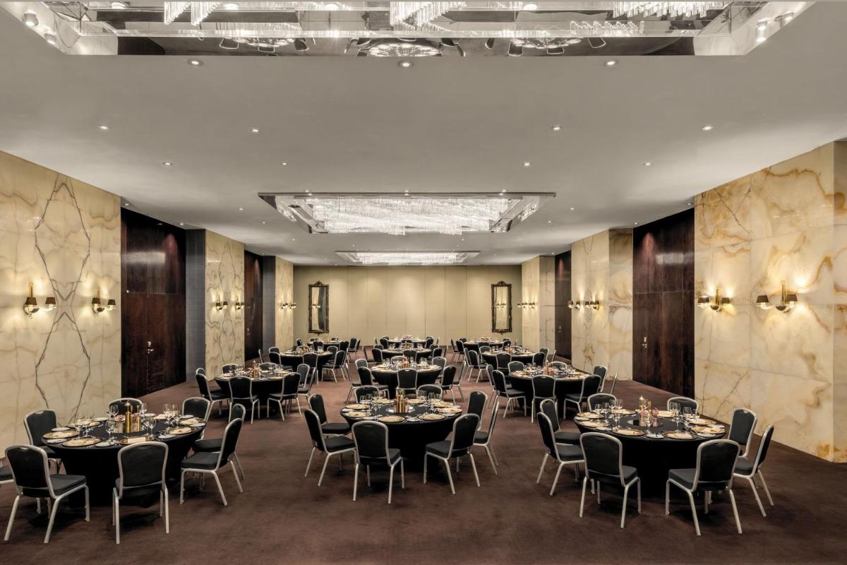 Um restaurante ou outro lugar para comer em Sheraton Lisboa Hotel & Spa