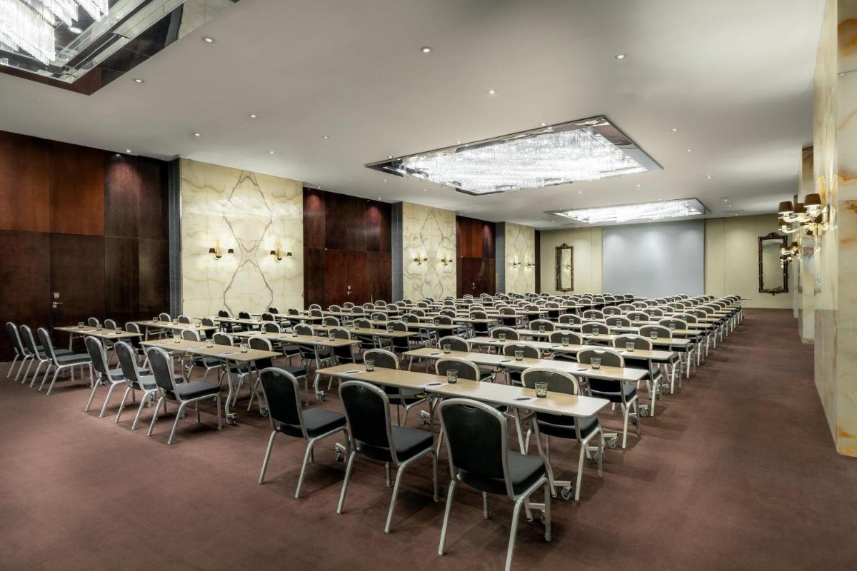 A área empresarial e/ ou a sala de conferências de Sheraton Lisboa Hotel & Spa