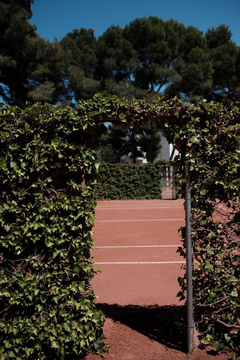 Instalaciones para jugar a tenis o squash en Prinsotel La Pineda o alrededores