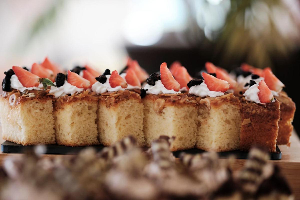 Comida en o cerca de este apartahotel