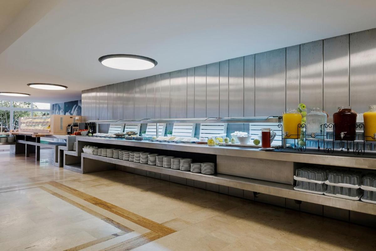 Comida en o cerca de este apartahotel