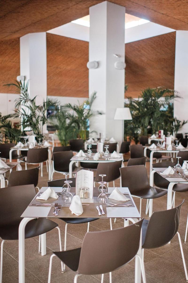 Un restaurante o sitio para comer en Prinsotel La Pineda