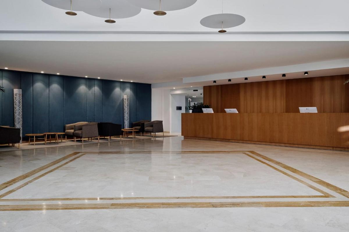El vestíbulo o zona de recepción de Prinsotel La Pineda