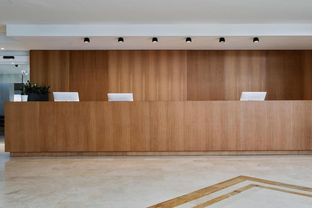 El vestíbulo o zona de recepción de Prinsotel La Pineda