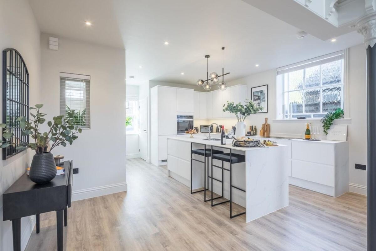Deluxe Modern-themed 1 Bedroom Apartment - Housity
