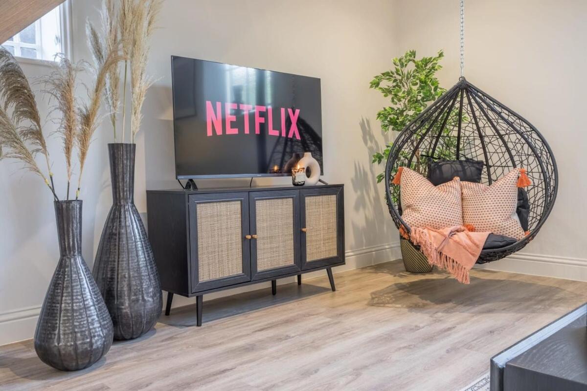 Deluxe Modern-themed 1 Bedroom Apartment - Housity