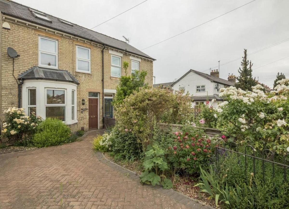 LARGE 4 bedroom Home with Garden and Free Parking - Housity
