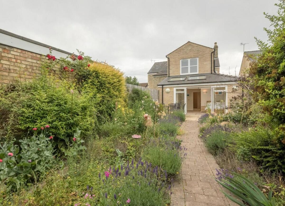 LARGE 4 bedroom Home with Garden and Free Parking - Housity