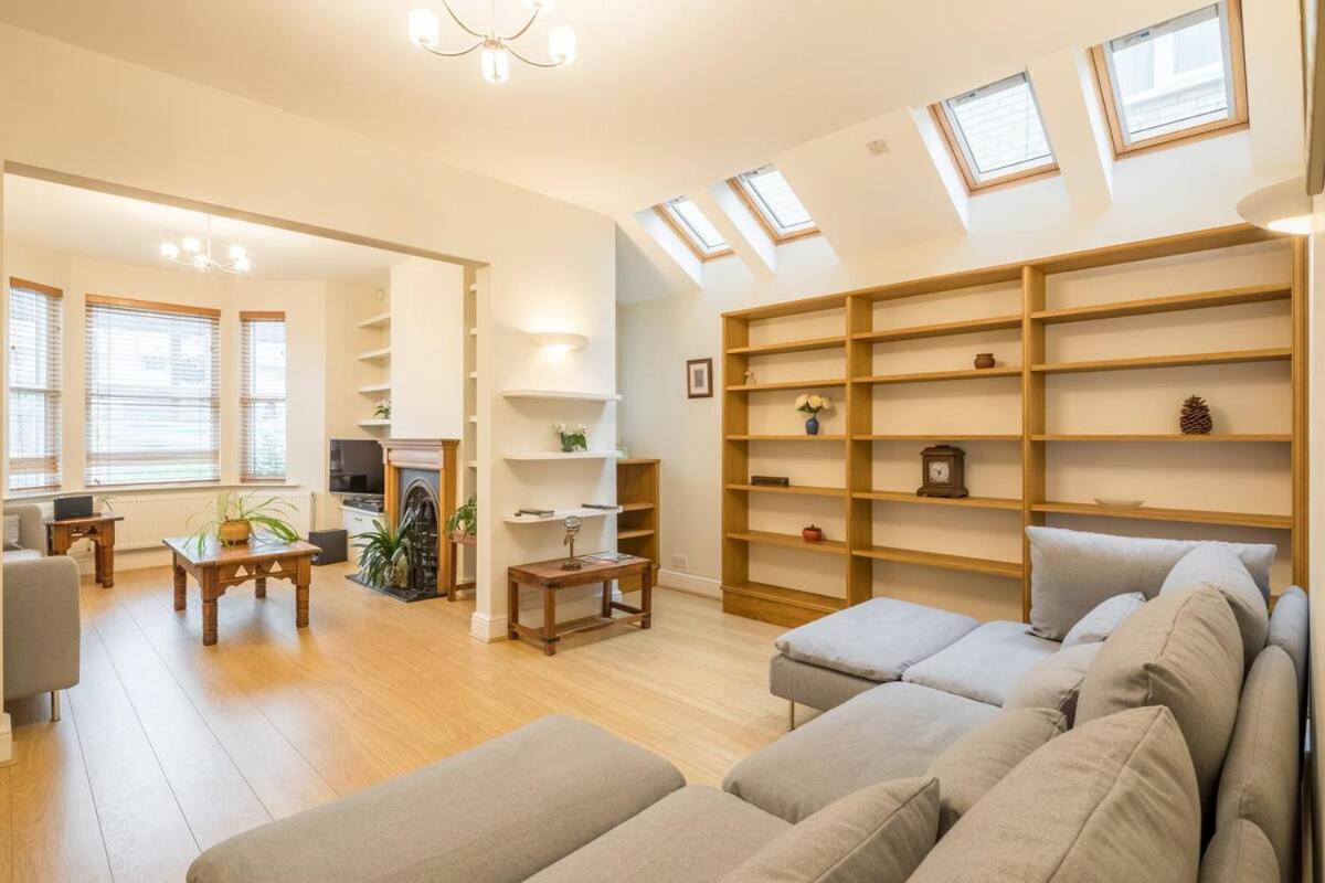 LARGE 4 bedroom Home with Garden and Free Parking - Housity