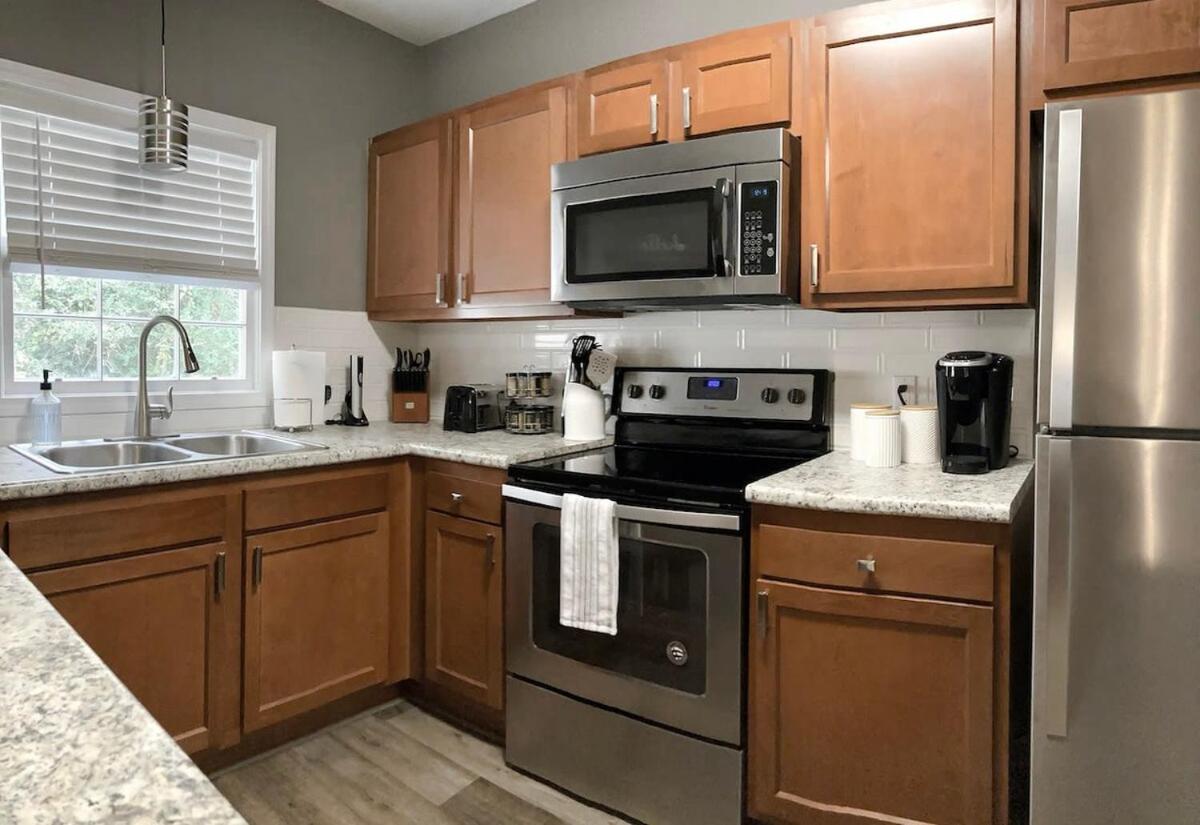 The Cottage House on the Blue Mile - Family Friendly, Close to GSU! - Housity