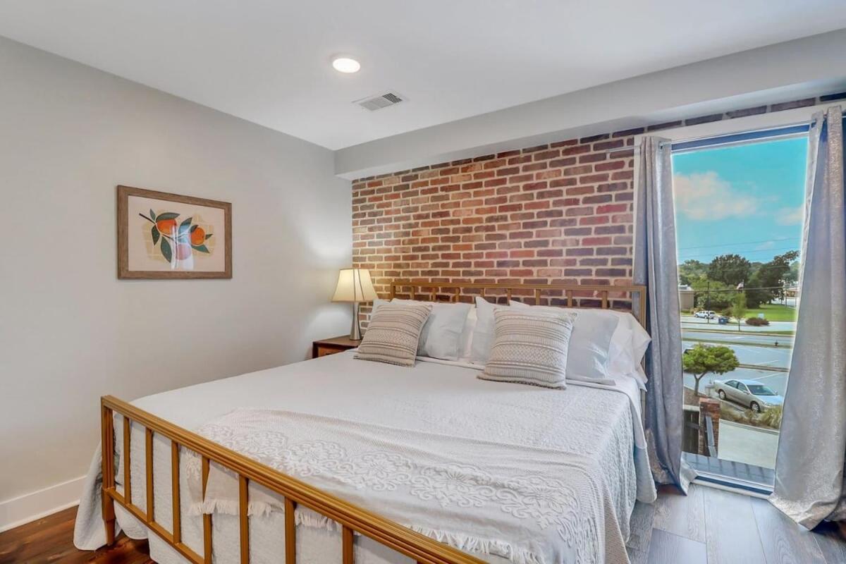 The Post Suite - above Bull & Barrel Close to GSU - Housity