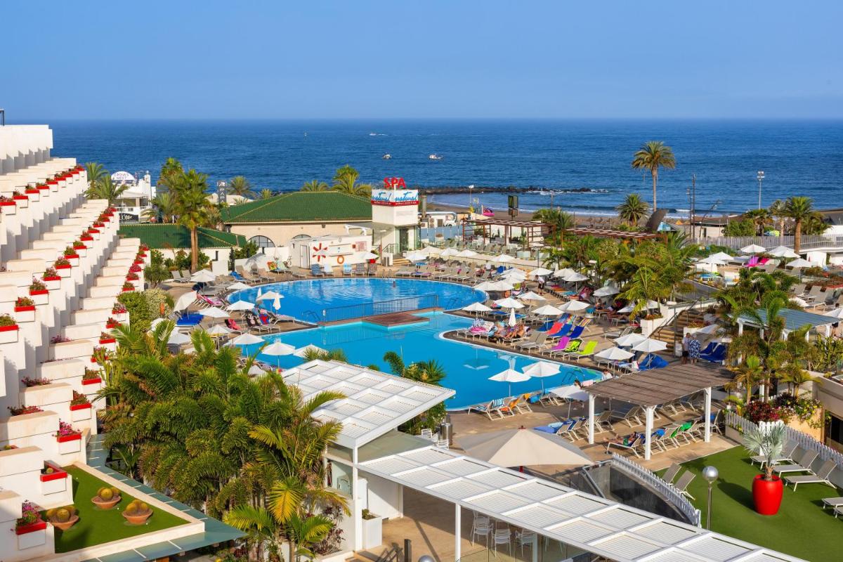 Una vista aérea de un resort con piscina y el océano. en Alexandre Gala, en Playa de las Américas
