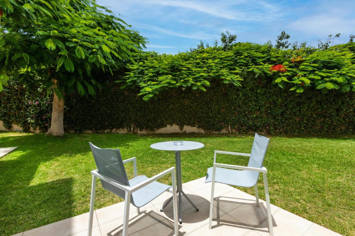 Dos sillas y una mesa en un patio. en Alexandre Gala, en Playa de las Américas 51 fotos más