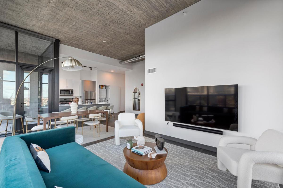 CoWorking Gym Pool Golfsim Steps from FultonMarket by Cloud9-160 - Housity