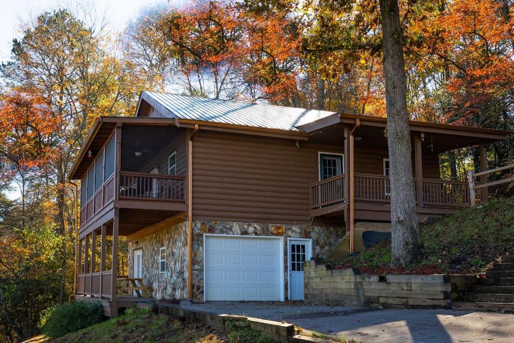 Cozy Cabin: w/ Balcony, Pool Table, Fire pit & BBQ - Housity