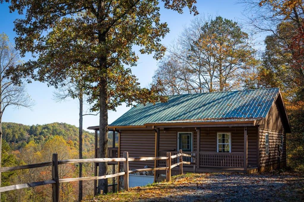 Cozy Cabin: w/ Balcony, Pool Table, Fire pit & BBQ - Housity