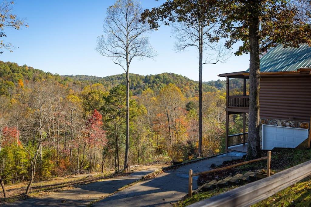 Cozy Cabin: w/ Balcony, Pool Table, Fire pit & BBQ - Housity