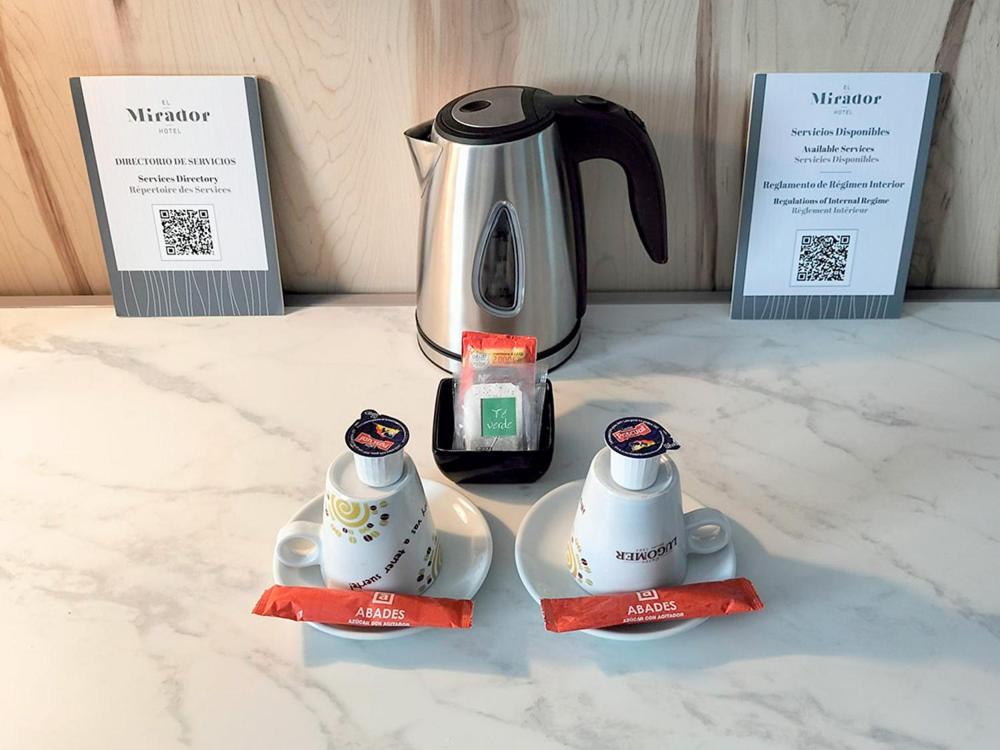Utensilios para hacer té y café en Hotel El Mirador