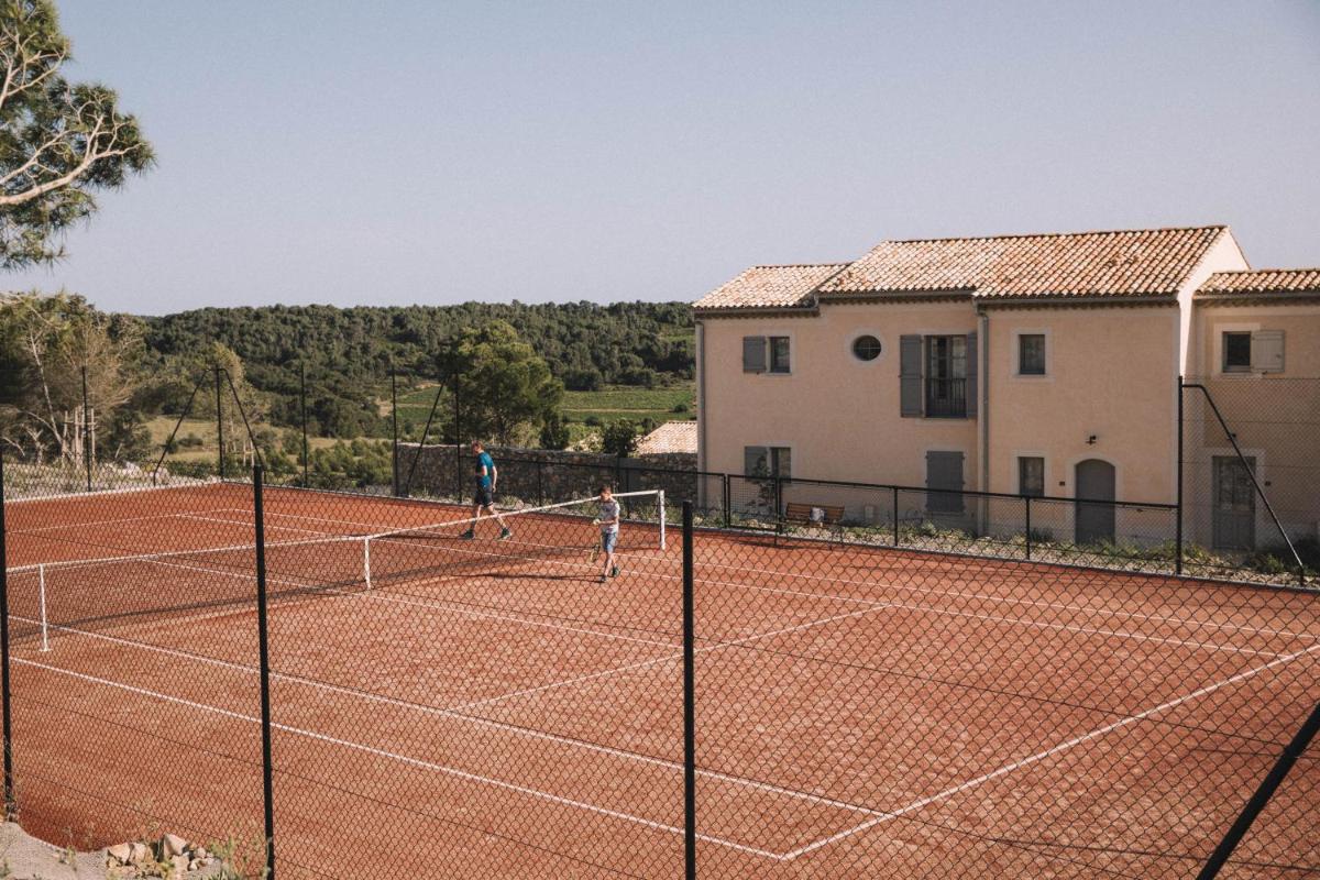Tennis ou squash au sein de le complexe hôtelier ou à proximité