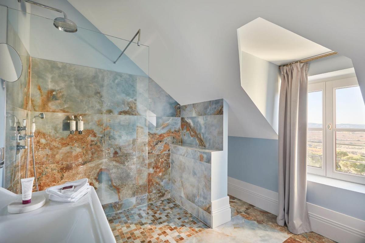 Salle de bains dans l'établissement Château Capitoul