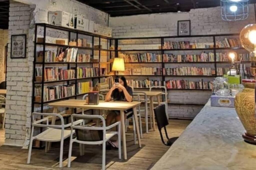 Books & Beds - Housity