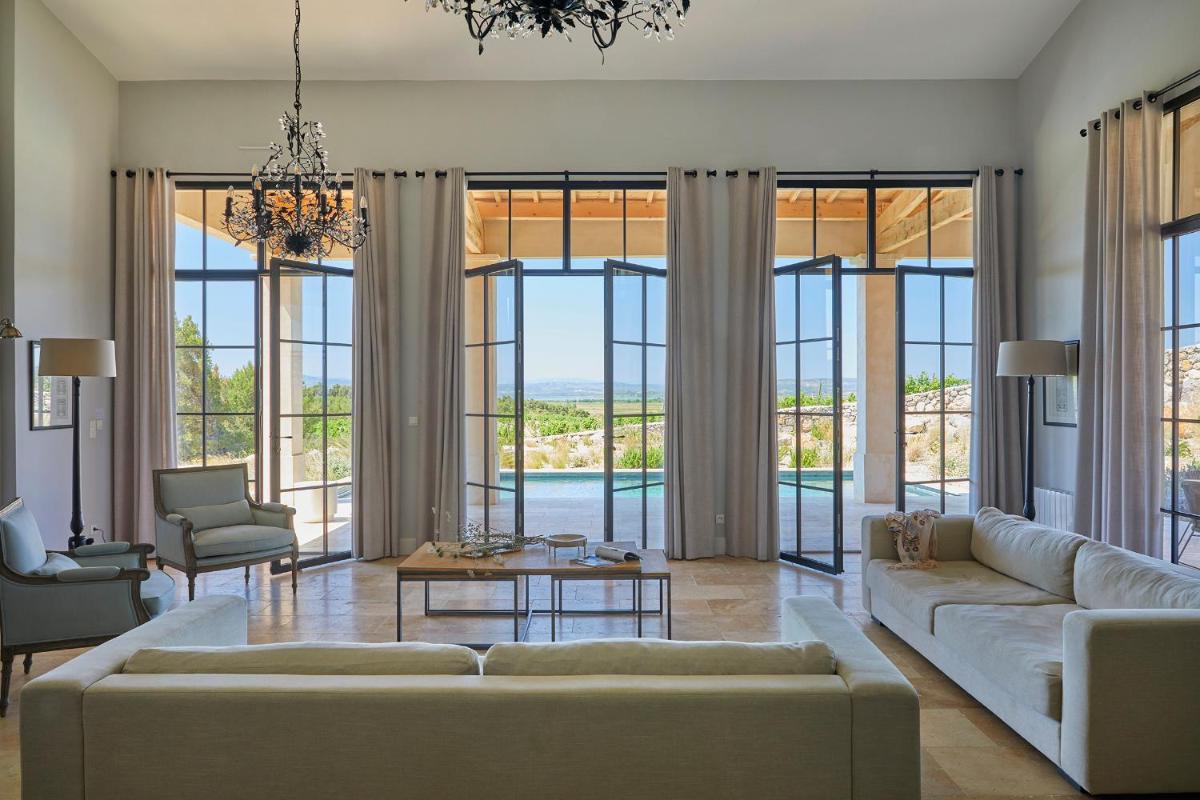 un salon avec un canapé et une table dans l'établissement Château Capitoul, à Narbonne