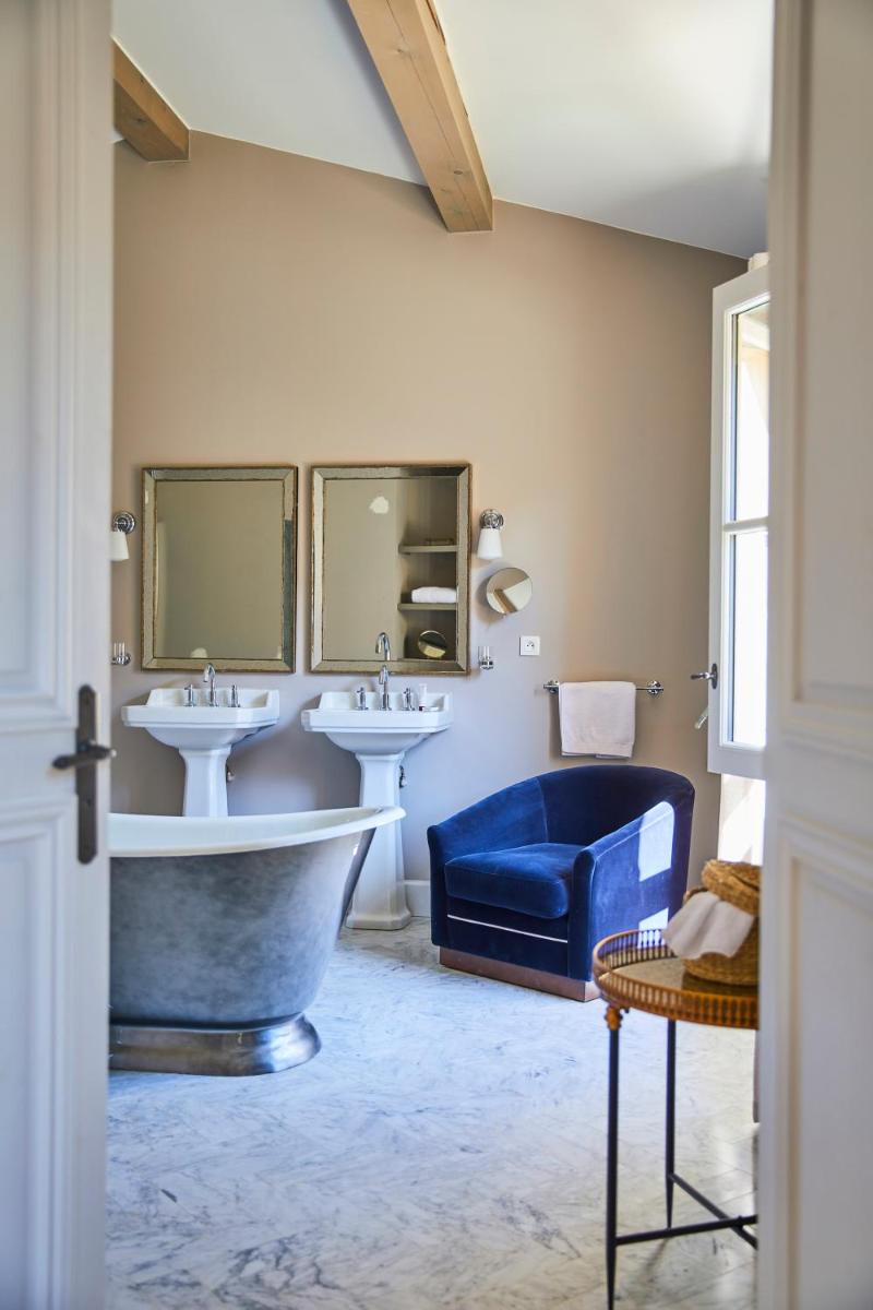 Salle de bains dans l'établissement Château Capitoul