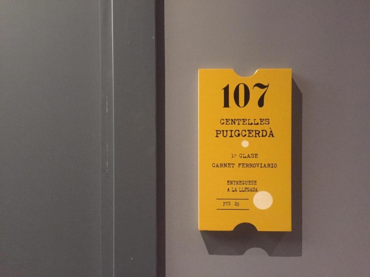 una señal amarilla en la puerta de un edificio en Hotel Parada Puigcerda, en Puigcerdà