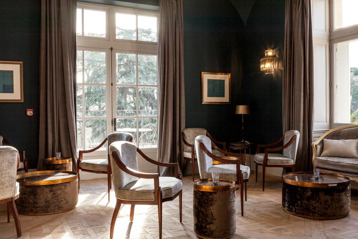 Coin salon dans l'établissement Château St Pierre de Serjac