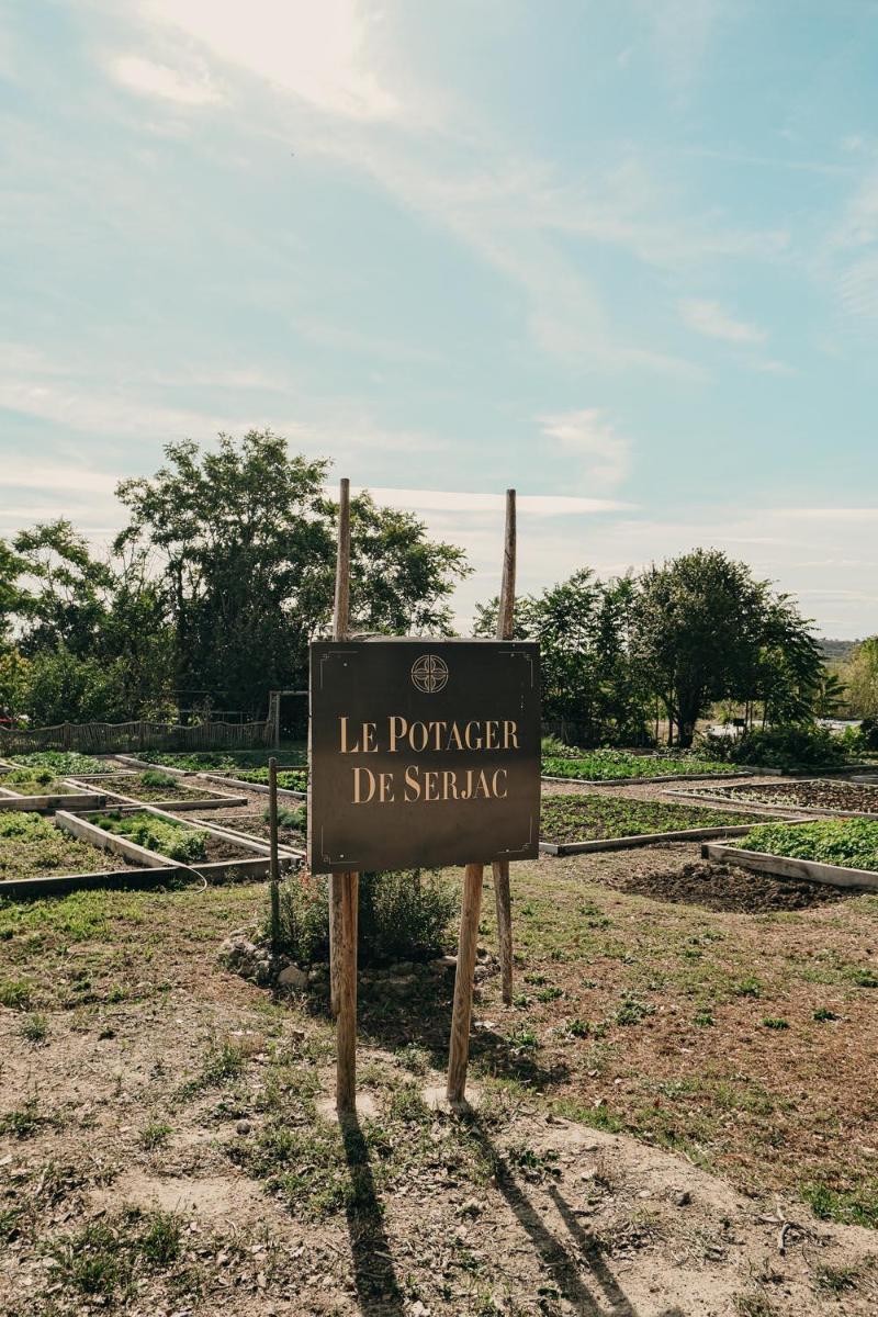 un panneau assis au milieu d'un champ dans l'établissement Château St Pierre de Serjac, à Puissalicon