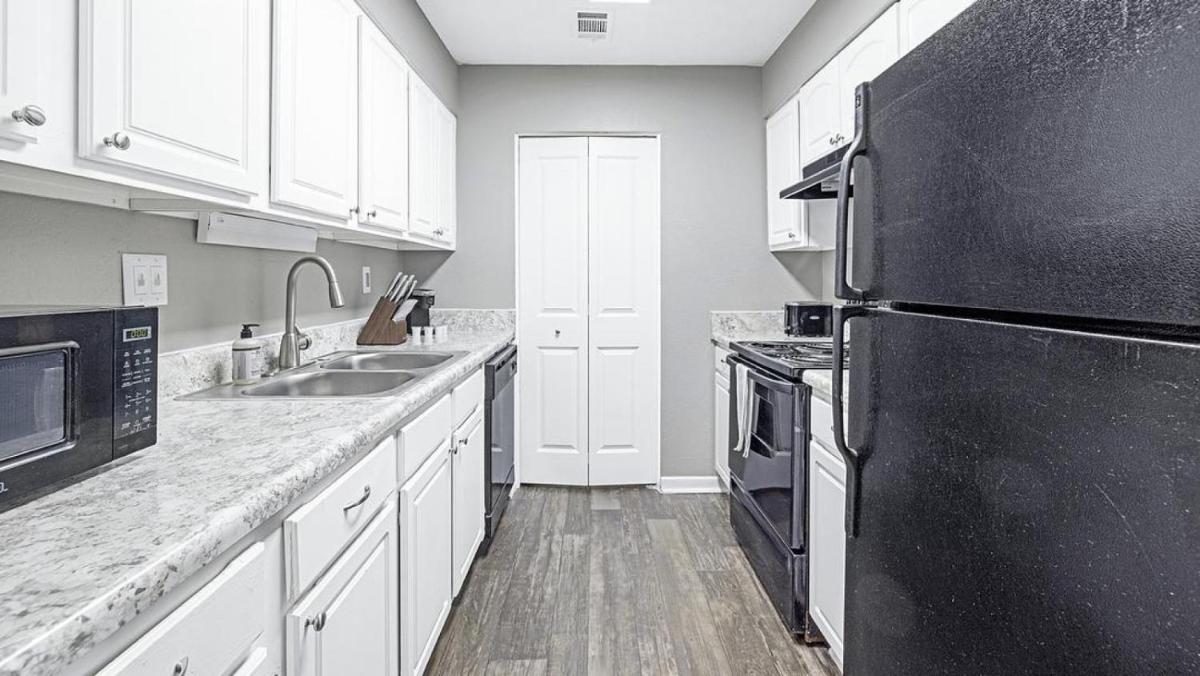 Landing Modern Apartment with Amazing Amenities (ID1002X045) - Housity